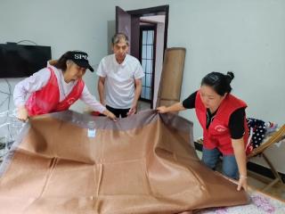 湘东区为分散自理特困人员送清凉