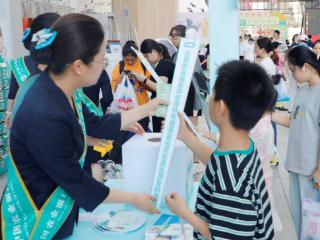 农行济南分行“金融知识万里行”走进弘阳广场
