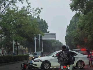 情报站|注意安全！泰安财源街一轿车和电动车相撞，车保险杠脱落