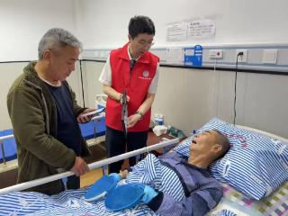 张家港农商银行大新支行“小圆服务队”服务到病床