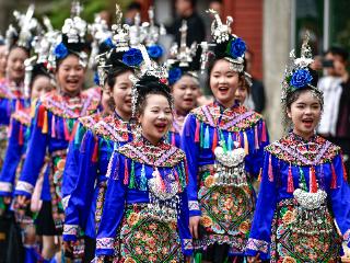 潘光繁：增强民族传统服饰特色