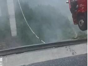 身体悬空，仍大喊提醒其他车辆别过来