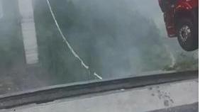 身体悬空，仍大喊提醒其他车辆别过来(图1)