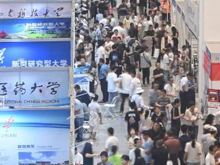 “赶集式”问前程！山东高考招生咨询会第二天依然人头攒动
