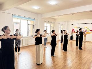 青岛市崂山区中韩街道东韩馨悦社区“玫瑰赋能营”：让女性在优雅形体中绽放自信光彩