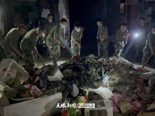 泥泞长夜中的兄弟情谊：麻江县支援队驰援榕江清淤攻坚