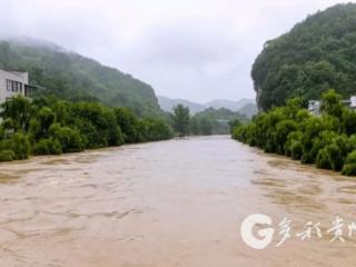 凤冈：强降雨致交通受阻、低洼处积水 多部门开展抢险救援