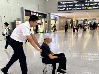 真情守护！青岛航空员工暖心接力帮助老人就医