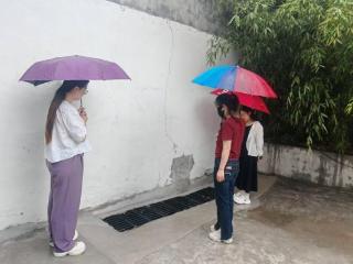 济南市莱芜区凤城街道芳馨园社区：雨天巡查排隐患 筑牢防汛“安全网”