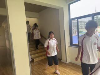 疏散演练防踩踏 期末叮嘱护安全——济南市鲁矿中学（莱芜一中集团校）举行防踩踏疏散演练