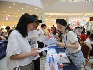 威海高考咨询会“热力全开”：全国名校云集，考生家长“问招”忙