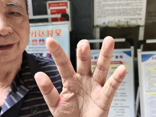 七旬老人小区快递驿站取件 断指致残该由谁担责