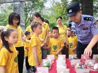 “警察叔叔，这个‘糖’不能吃！” 江岸萌娃变身“普法小达人”
