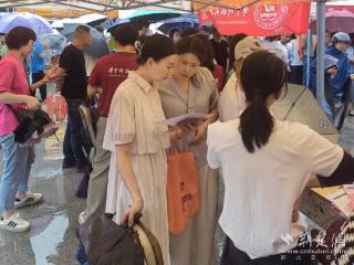 降雨难挡考生“问招”热情！全国百所高校聚湖北“出谋划策”（组图）