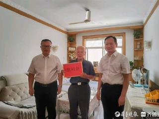 “七一”慰问老党员，东明农商银行以党心践行初心使命