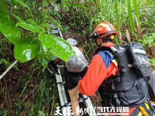 凯里巴拉河水位上涨，消防员紧急转移被困人员5人