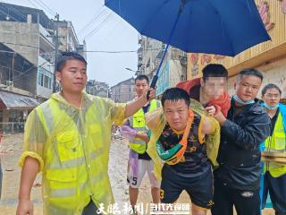 用肩膀扛起平安！榕江“逆行者”争分夺秒转移伤病群众