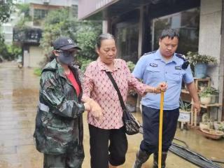 “走！快跟我走！”榕江县检察院干警20分钟帮助古榕名苑小区伤病群众撤离