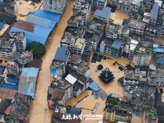 洪水袭“村超”，世界球星球迷为灾区祈愿求福