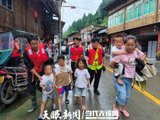 黔东南州多地再遭强降雨 党员干部全力转移受灾群众