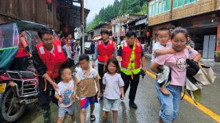 黔东南州多地再遭强降雨 党员干部全力转移受灾群众(图1)