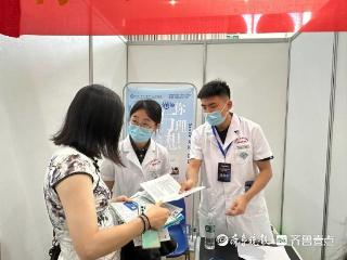 专家团队领衔，先进技术护航，青岛眼科医院摘镜手术筑牢安全防线