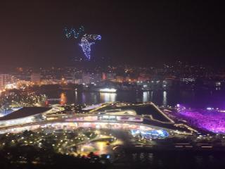 至海港湾无人机表演点亮威海夜空，“天空剧场”演绎山海奇境