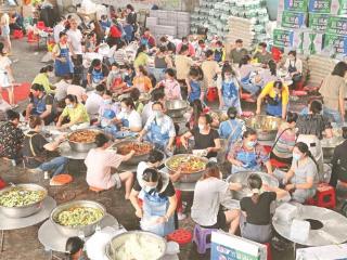 数百名群众自发到后勤保障点帮厨 每天1万份盒饭送往救援一线