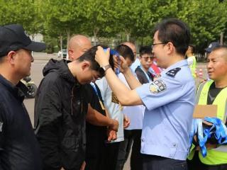 发放“烟台铁骑”奖牌！烟台交警表彰为中高考护航的铁骑志愿者