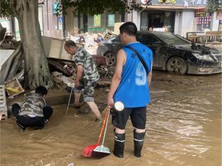 党员化身“清淤工”“管道工” 筑牢防汛抗洪“水安全”堤坝