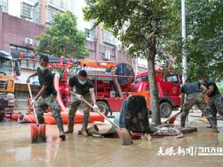 洪峰过境后！武警官兵赴两地开展灾后重建