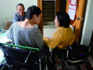 轮椅上的助残“引路人” ——镜头记录“中国好人”朱军林的一天