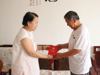 滨城区市立医院第二党支部为老党员颁发“光荣在党50年”纪念章