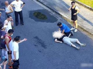 生死时速！杭州街头男子突发心脏骤停倒地，多名路人接力救援