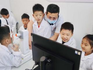 邹平市妇保院与市卫健局联合举办了“小小眼科医生”亲子体验活动