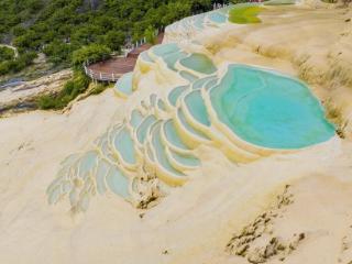 云南香格里拉：白水台秀美如画