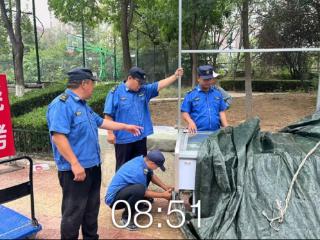 济南市市中区十六里河：城管进社区，开展街面乱堆物集中清理行动