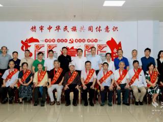 中南民族大学为老党员颁发“光荣在党50年”纪念章