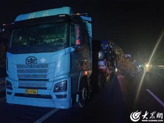 遇故障未放三角牌，两半挂车“粘”在一起