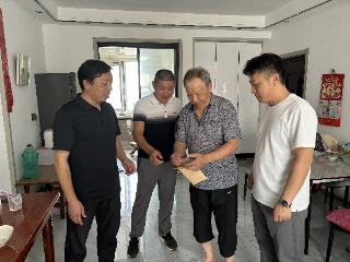 泰山区徐家楼街道尚家寨村开展“‘七一’送温暖 党恩润心田”走访慰问老党员活动