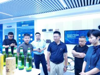 青岛市南区新联会党支部开展“法治护航发展”主题党日活动