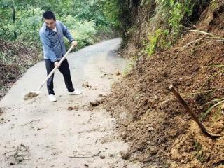 织金县三甲街道清理路障保畅通