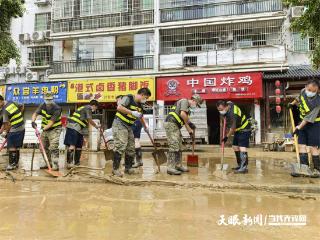 昼夜奋战清淤一线！岑巩民兵助力榕江灾后重建