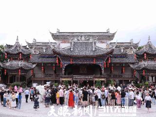 洪水退去仅48小时，下司古镇“满血复活”迎客来