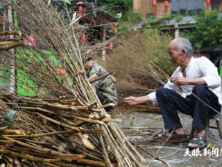 村民自发制作200把扫把支援清淤一线！榕江大利侗寨三代人携手重建家园