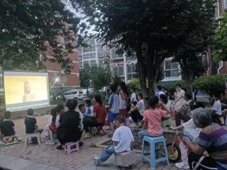 南苑街道凤凰城社区开展“露天电影进小区 安全宣传润民心”活动
