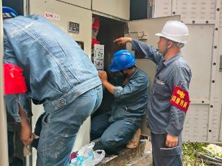 南方电网毕节威宁供电局：昼夜奋战 点亮榕江灯火