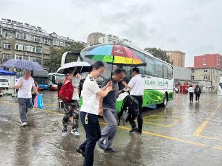 “我帮你撑伞！”济南汽车总站党员用红色力量筑起“温暖屏障”