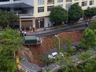 云南文山一沿河路面发生塌方 当地回应：被困车辆已被拖离，13户居民已安全撤离