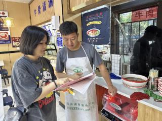 吴泰闸社区开展“厉行节约 反对浪费”宣传活动